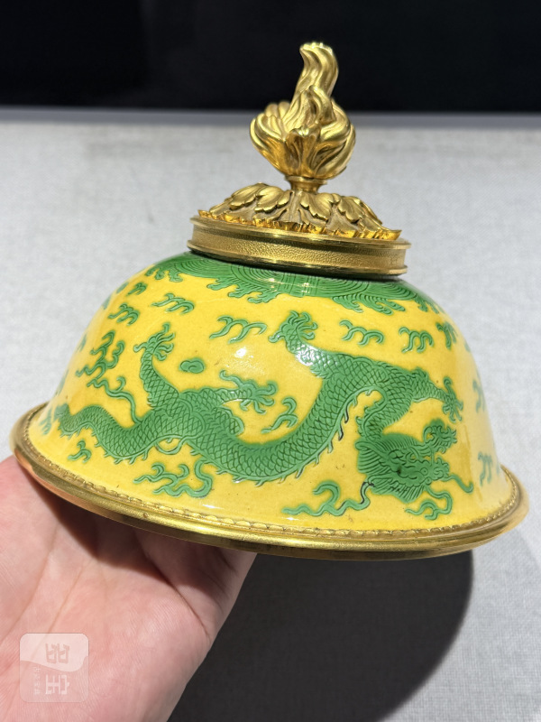 清乾隆—嘉庆 黄地绿彩云龙纹碗一对 - 图8